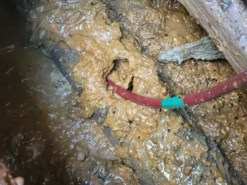 부산 동구 배관 바닥에 쌓인 슬러지
