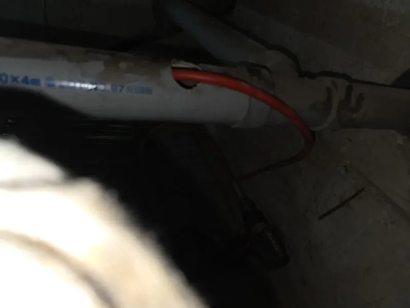 부산 동구 어두운 배관 아래 작업 구멍에 넣은 장비 줄