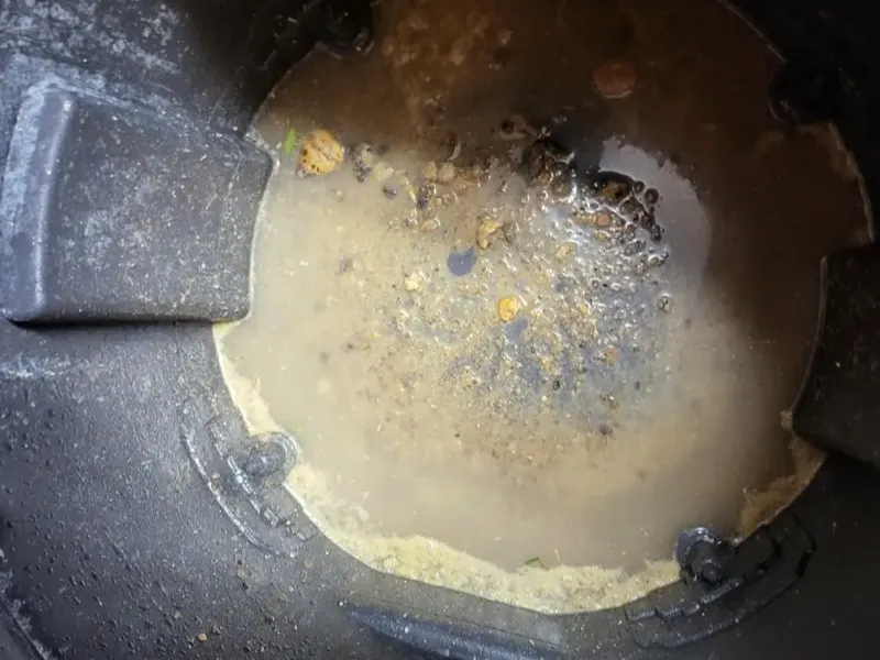 부산 동구 석션 통 바닥에 가라앉은 찌꺼기