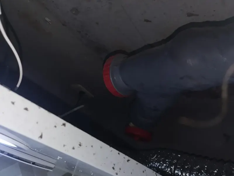 부산 동구 벽 안으로 이어지는 배수관 이음부