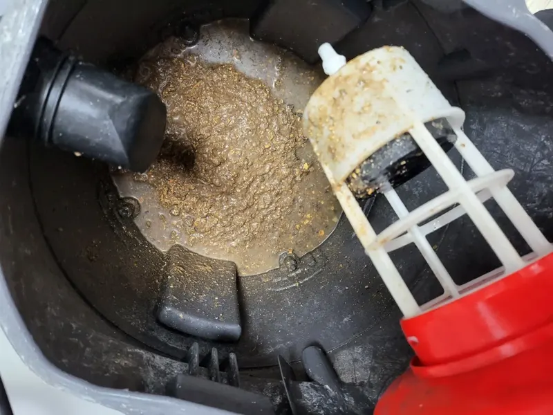 부산 동구 석션 통 안에 모인 음식물 찌꺼기